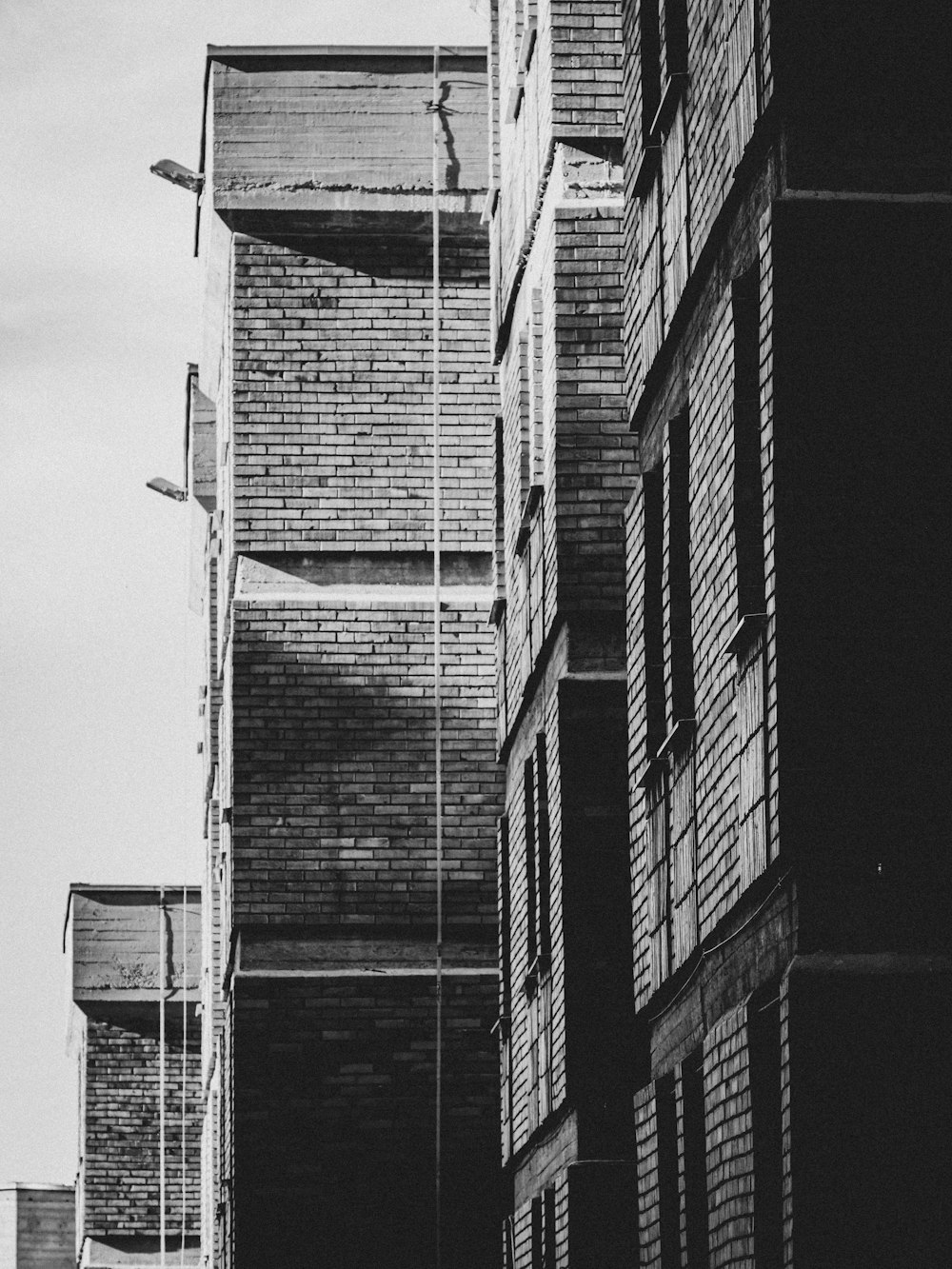 Photo en niveaux de gris d’un bâtiment pendant la journée