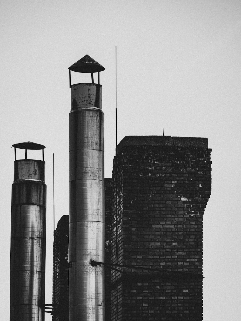 usine noire et grise sous le ciel blanc pendant la journée