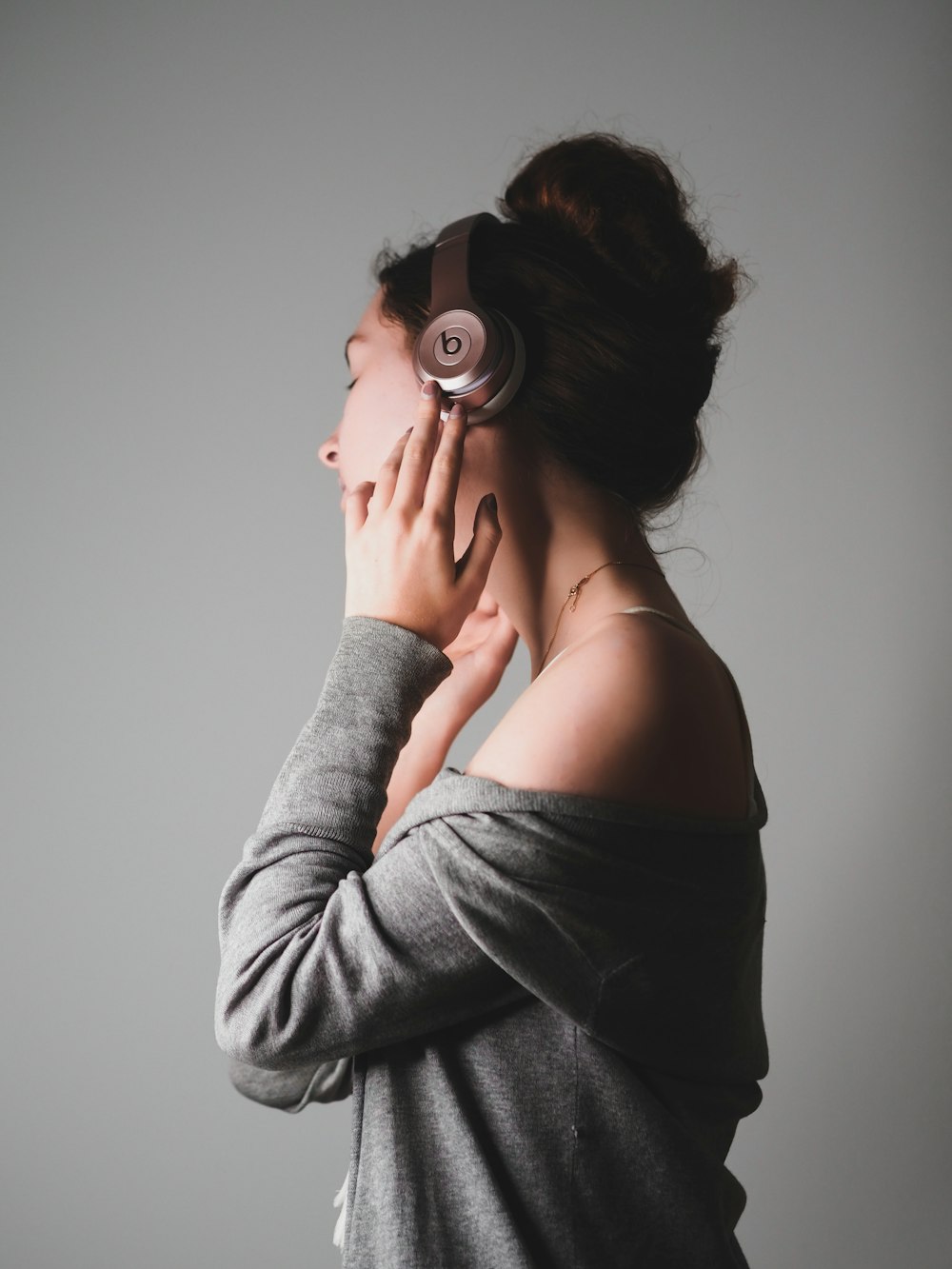 1500+ Listening To Music Pictures | Download Free Images on Unsplash