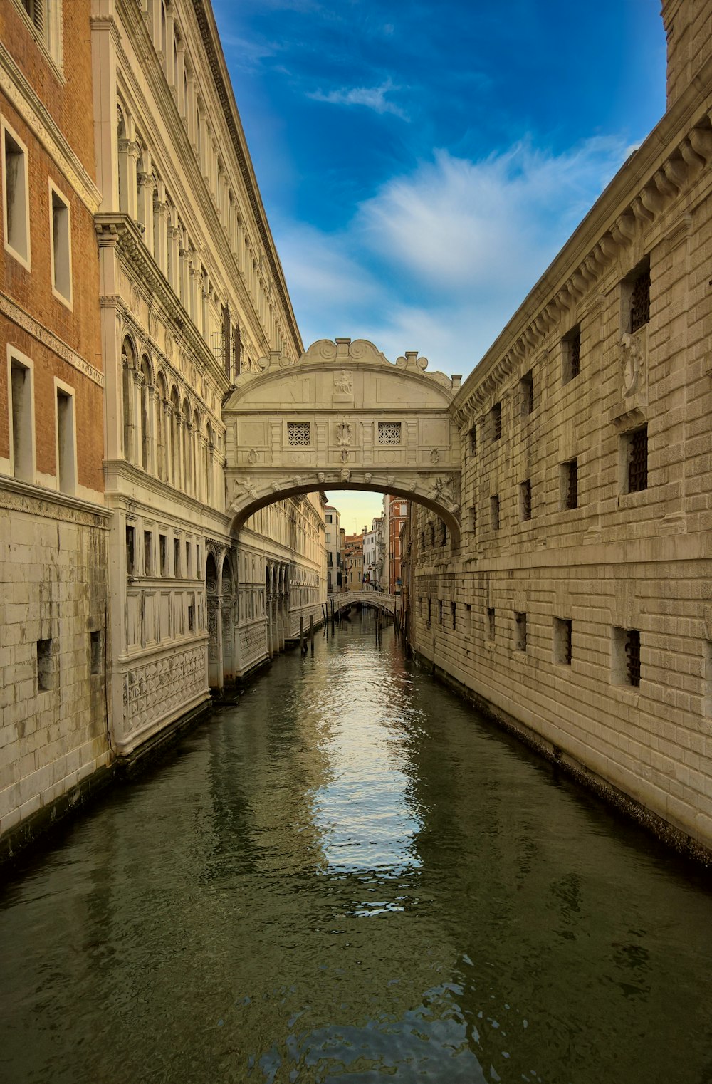 edificio in cemento marrone vicino al fiume durante il giorno