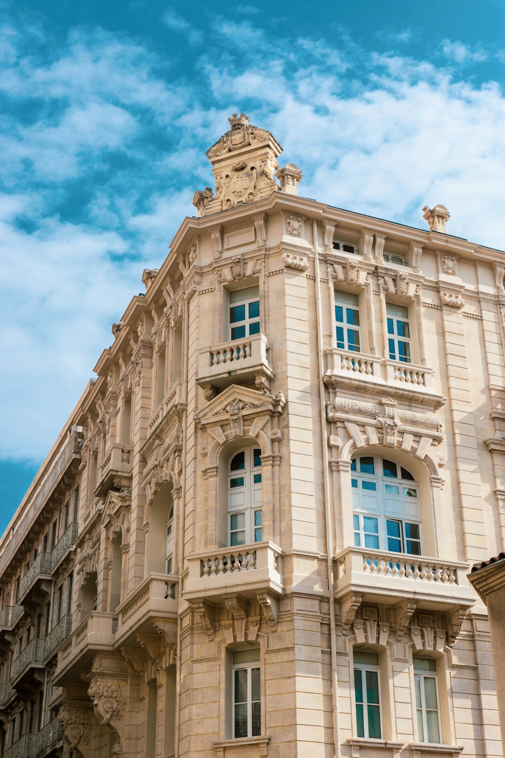 Edificio de hormigón blanco bajo el cielo azul durante el día