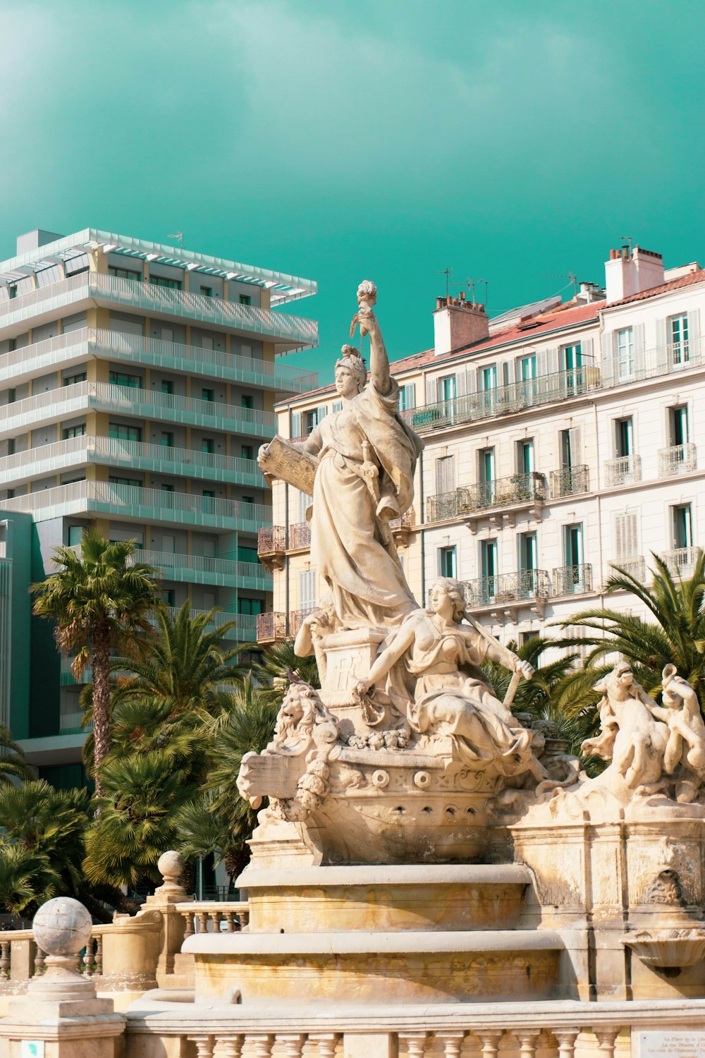 Estatua de hombre y mujer cerca del edificio durante la noche