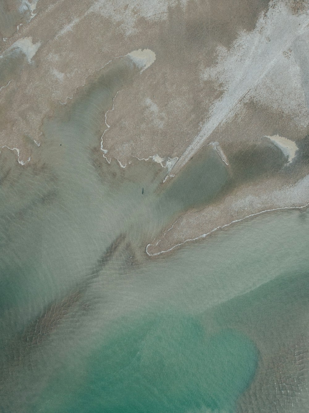 Veduta aerea dell'acqua verde dell'oceano durante il giorno