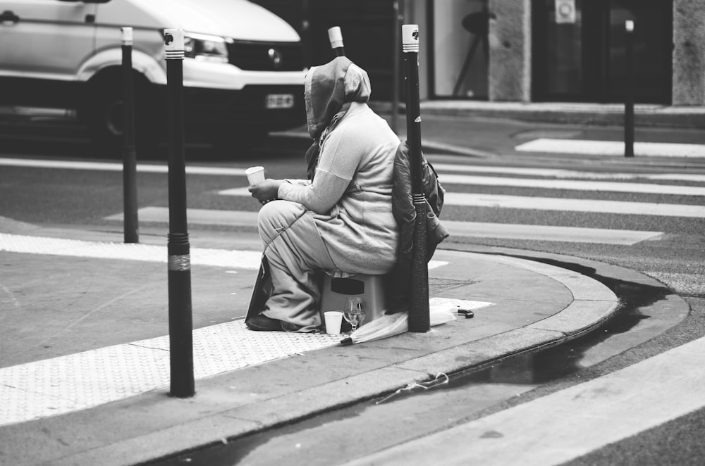 hombre con chaqueta gris sentado en un banco