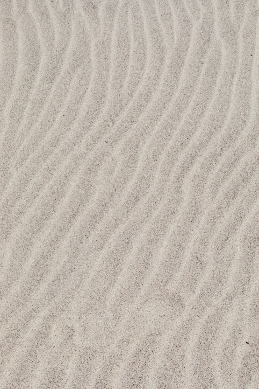 weißer Sand mit Schatten der Person