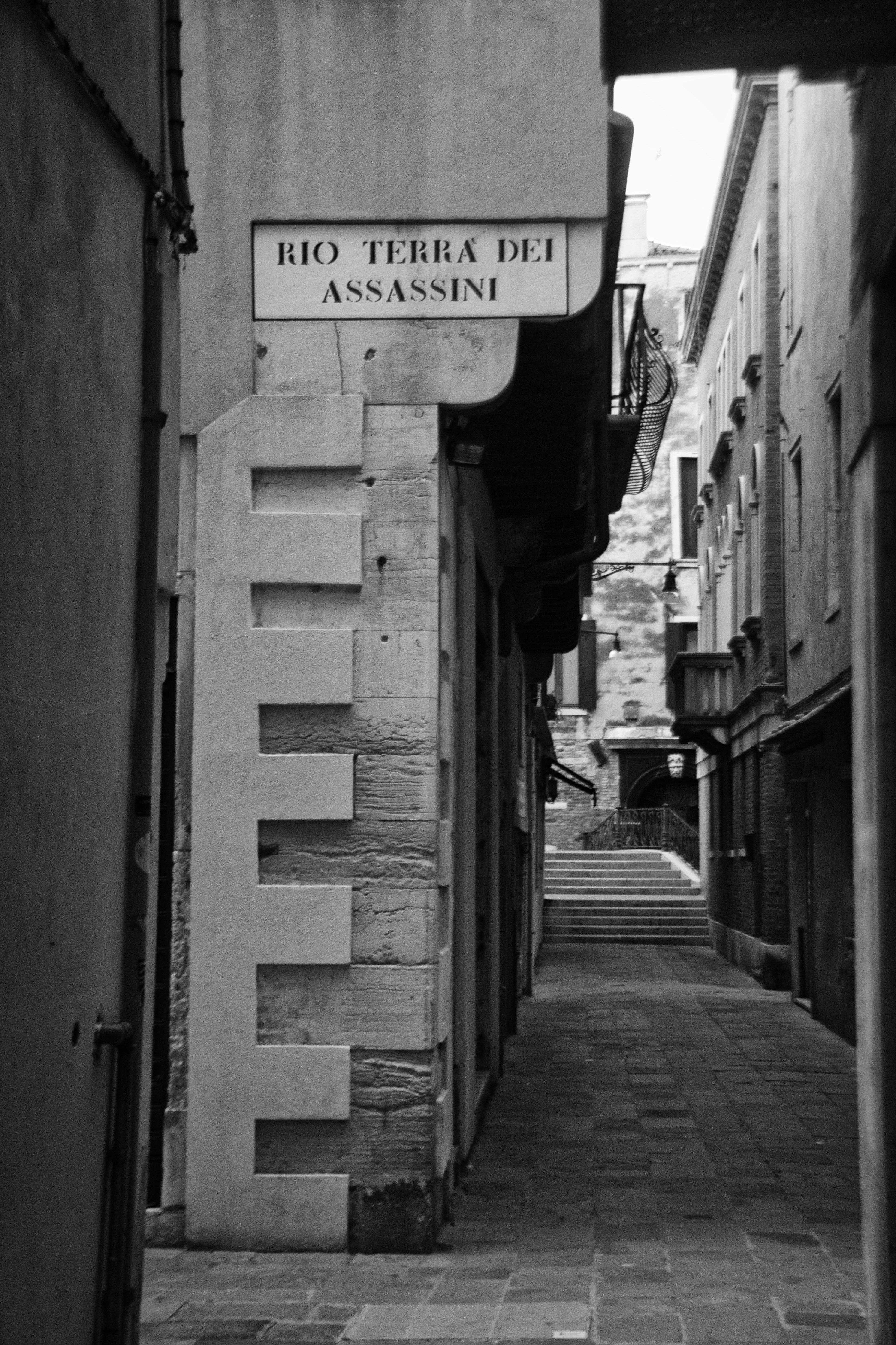 Rio terrà dei assassini. Si tratta di un antico canale interno, detto rio, che in seguito è stato interrato (ecco perché “rio terrà“). Si tratta di una calle che al tempo era molto cupa e si prestava a possibili tentativi di aggressione.</p>
<p>Rio will have killers. It is an ancient internal canal, called rio, which was later buried (this is why \” style=”max-width:400px;float:left;padding:10px 10px 10px 0px;border:0px;”></p>
</div><!-- .entry-content -->
<footer class=