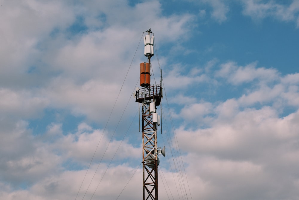 Schwarz-Weiß-Turm unter blauem Himmel