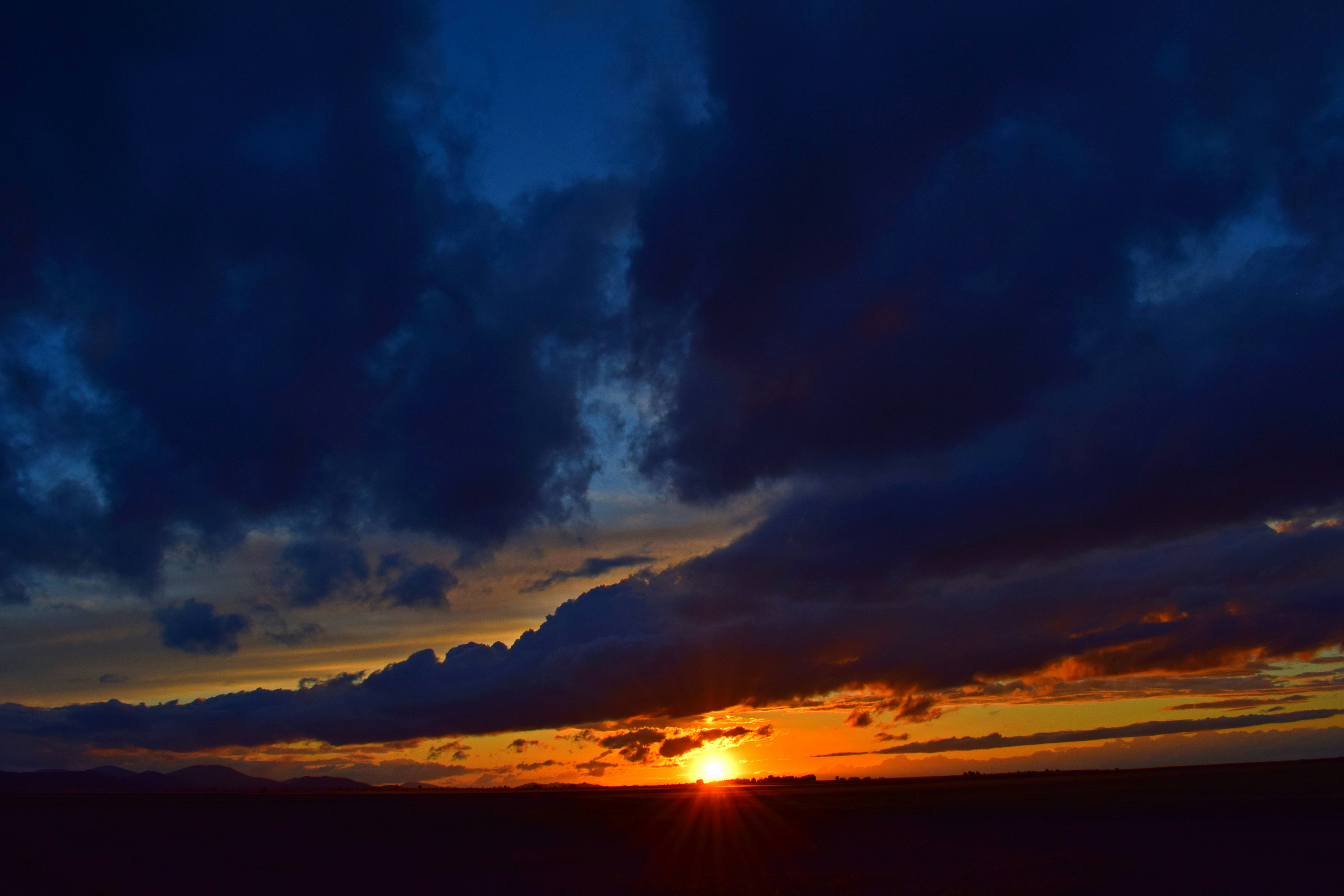 Puesta de sol en tarde de lluvia en Tembleque, Toledo, España