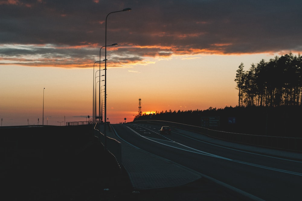 route asphaltée noire au coucher du soleil