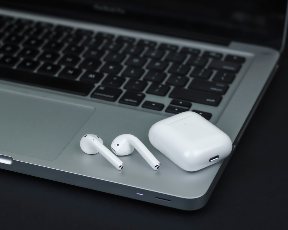 AirPods Apple blancs sur MacBook Pro