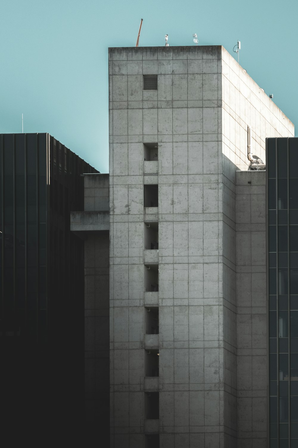 昼間の灰色のコンクリートの建物