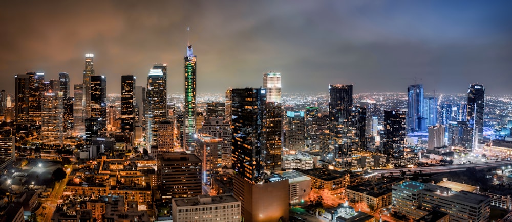 Skyline der Stadt bei Nacht