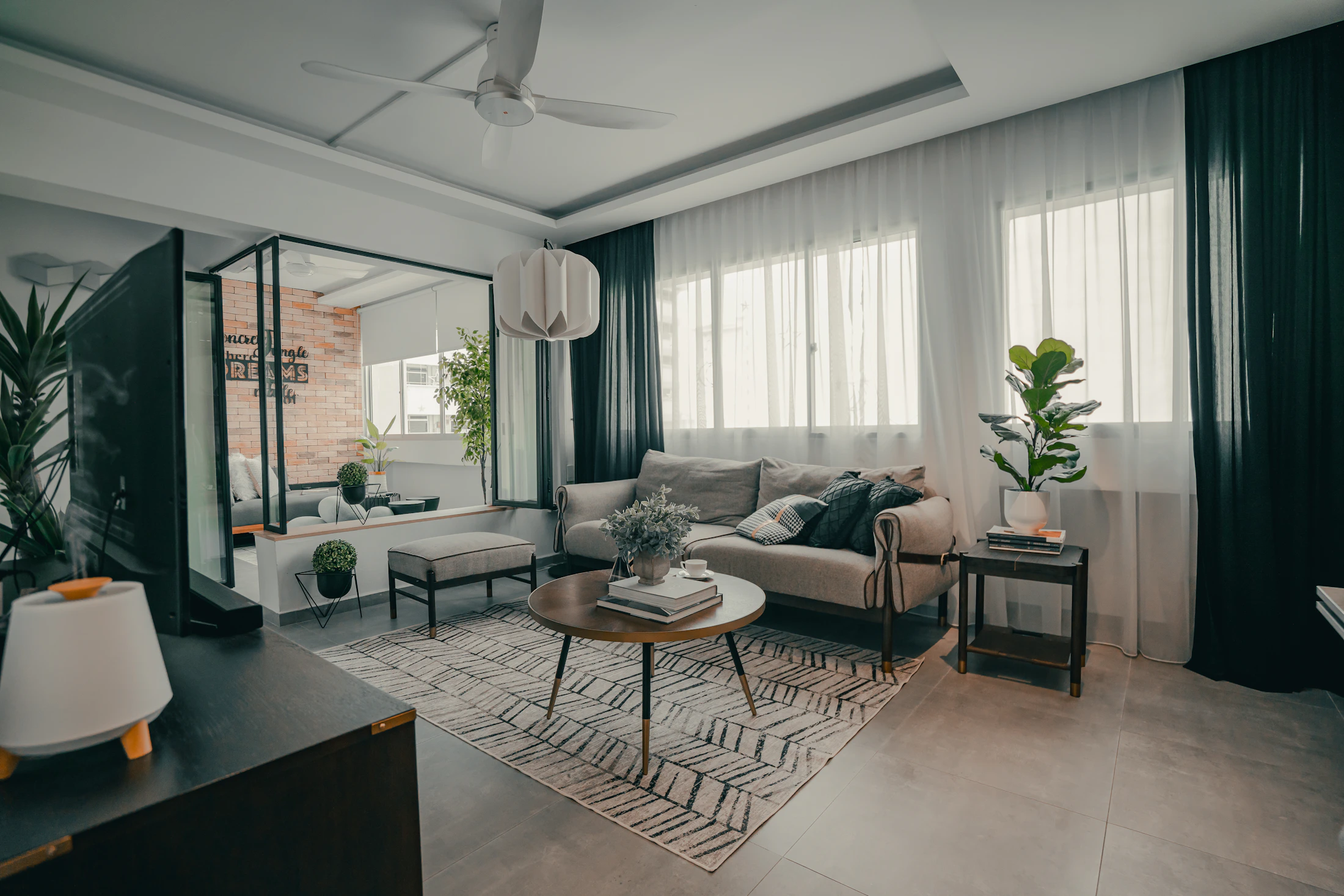 Không gian phòng khách với sofa xám, bàn trà gỗ và ánh sáng tự nhiên