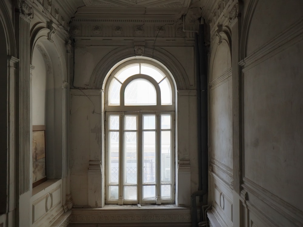 Fenêtre en verre encadrée en bois blanc