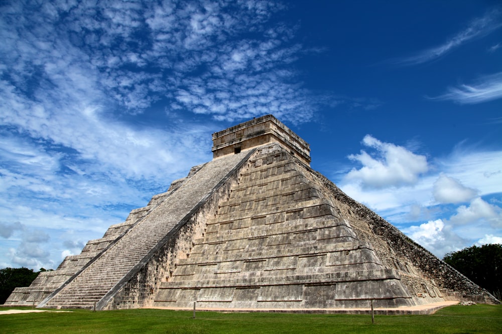pirâmide de concreto cinza sob o céu azul durante o dia