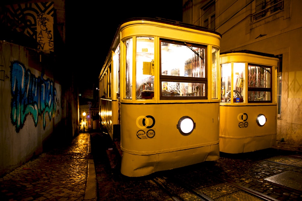 gelb-schwarze Straßenbahn nachts auf der Straße