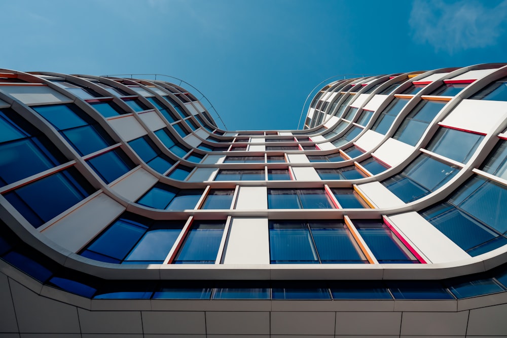 Edificio de hormigón blanco y azul