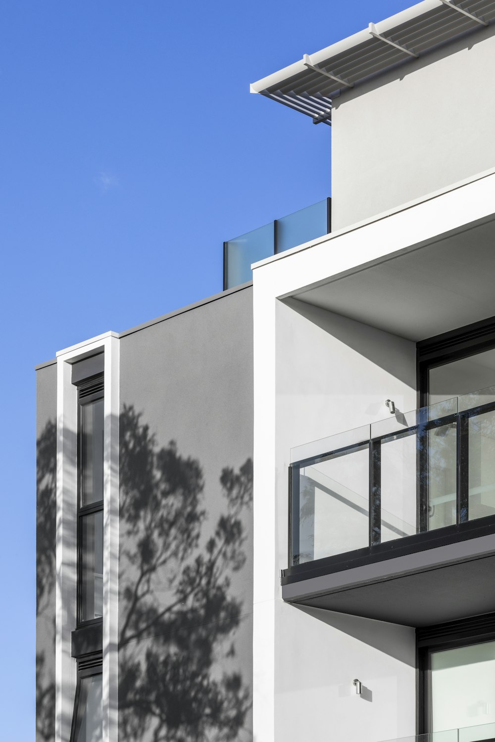 Bâtiment en béton blanc sous le ciel bleu pendant la journée