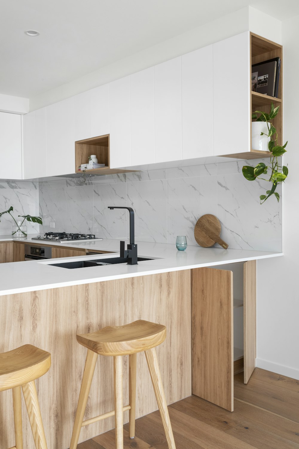 Silla de madera marrón junto a mesa de madera blanca