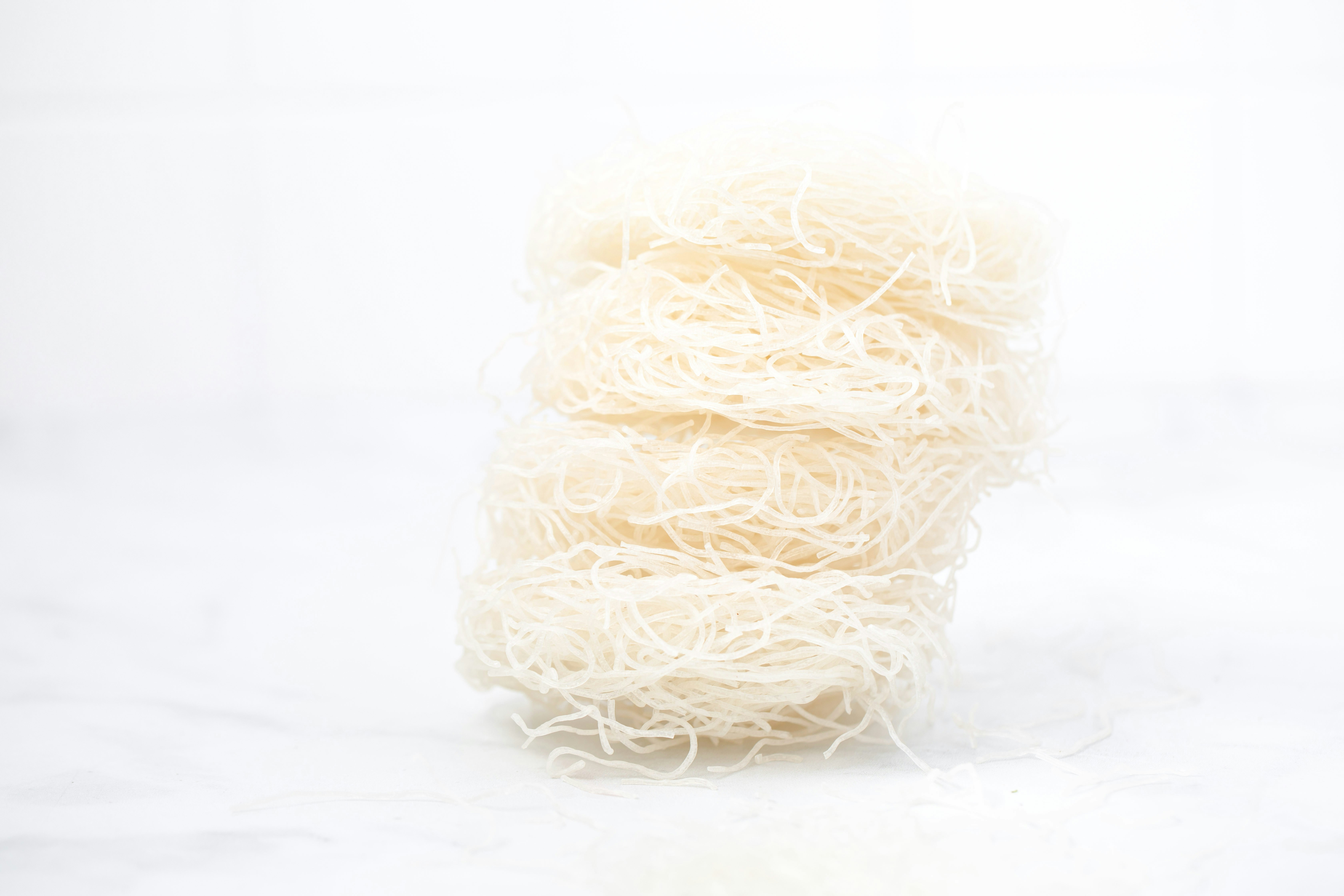 Una montaña de fideos de arroz