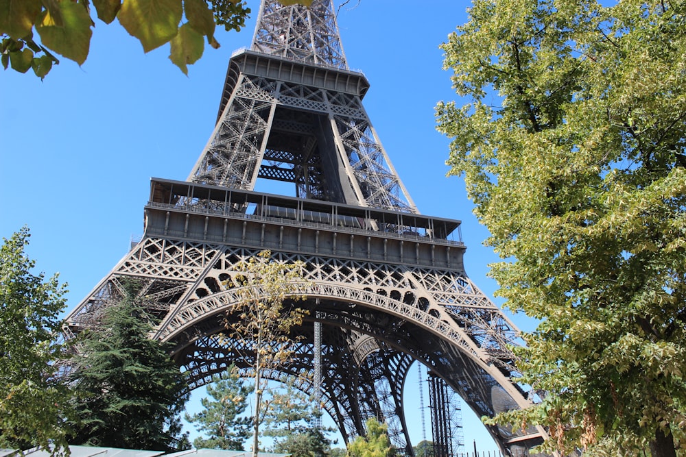 torre de eiffel sob o céu azul durante o dia