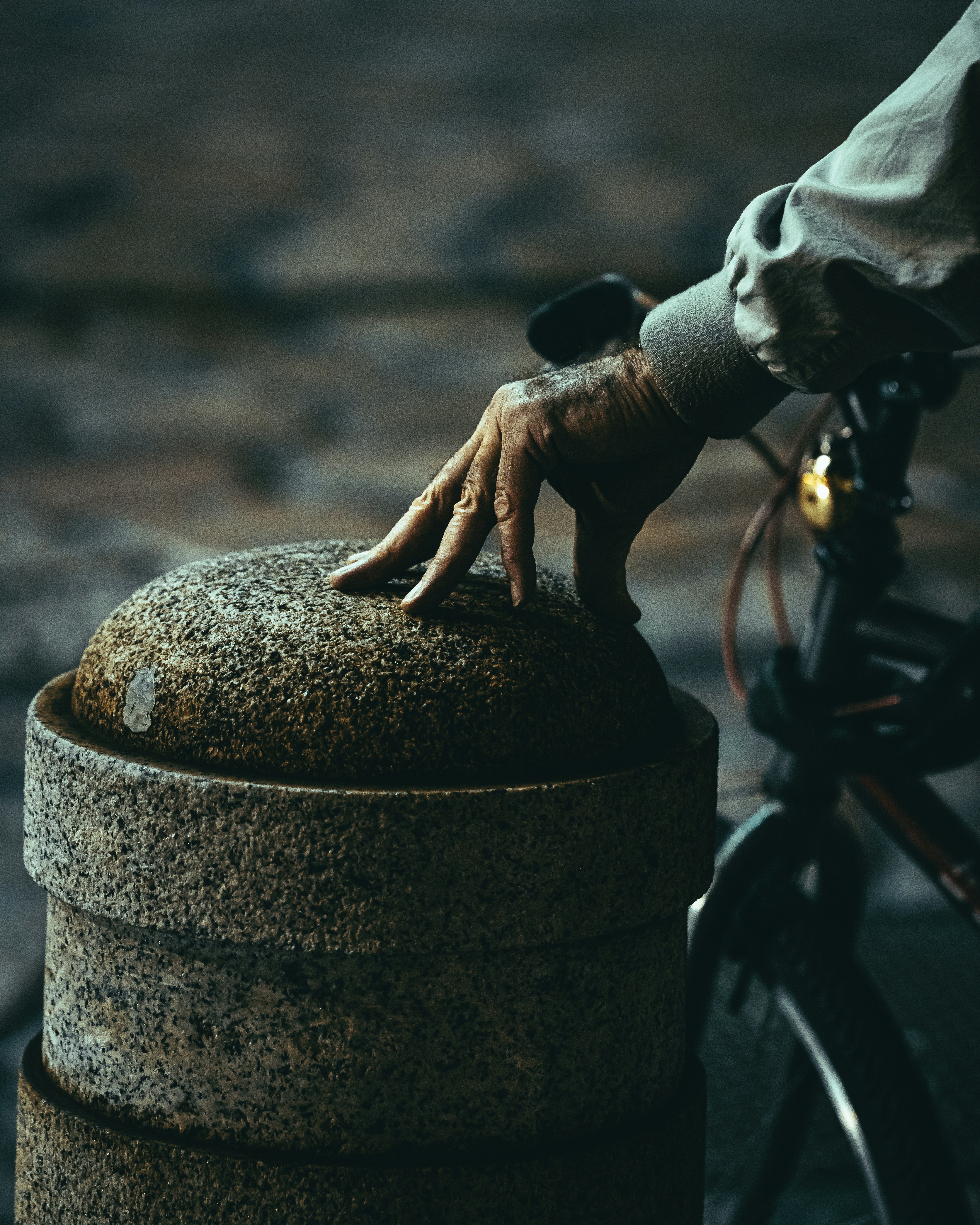 Person mit grauem und schwarzem Metallbehälter