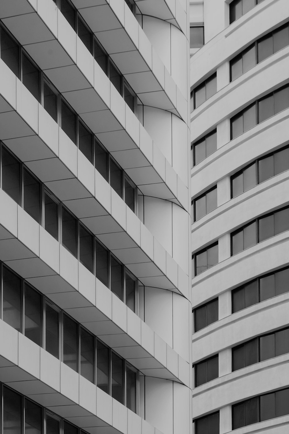 edificio in cemento bianco durante il giorno