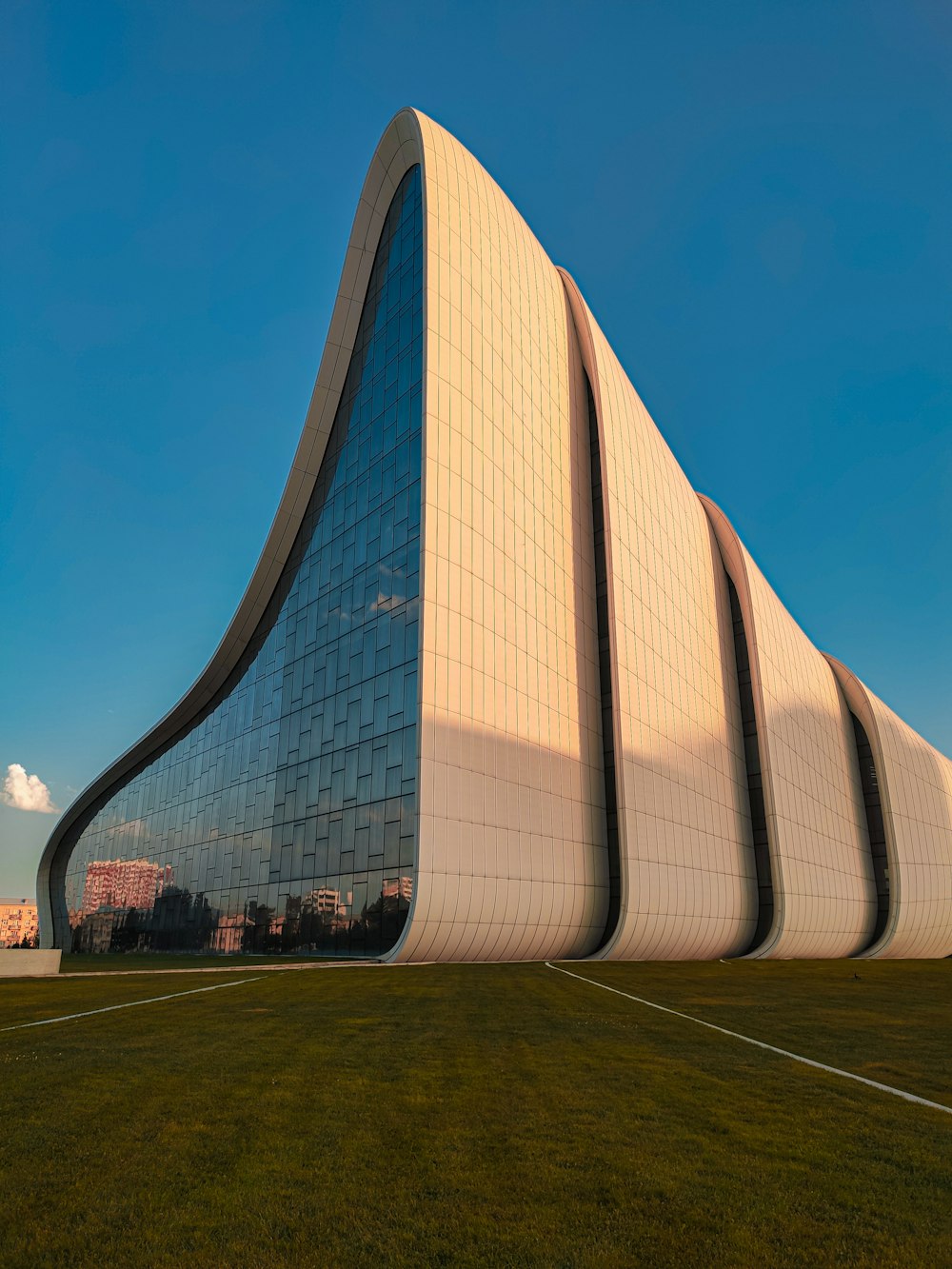 Bâtiment en béton blanc sous le ciel bleu pendant la journée