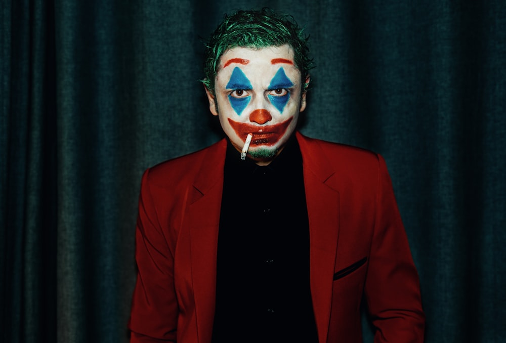 Antibióticos Año Masacre Foto Hombre con chaqueta de traje rojo – Imagen El maquillaje del joker  gratis en Unsplash