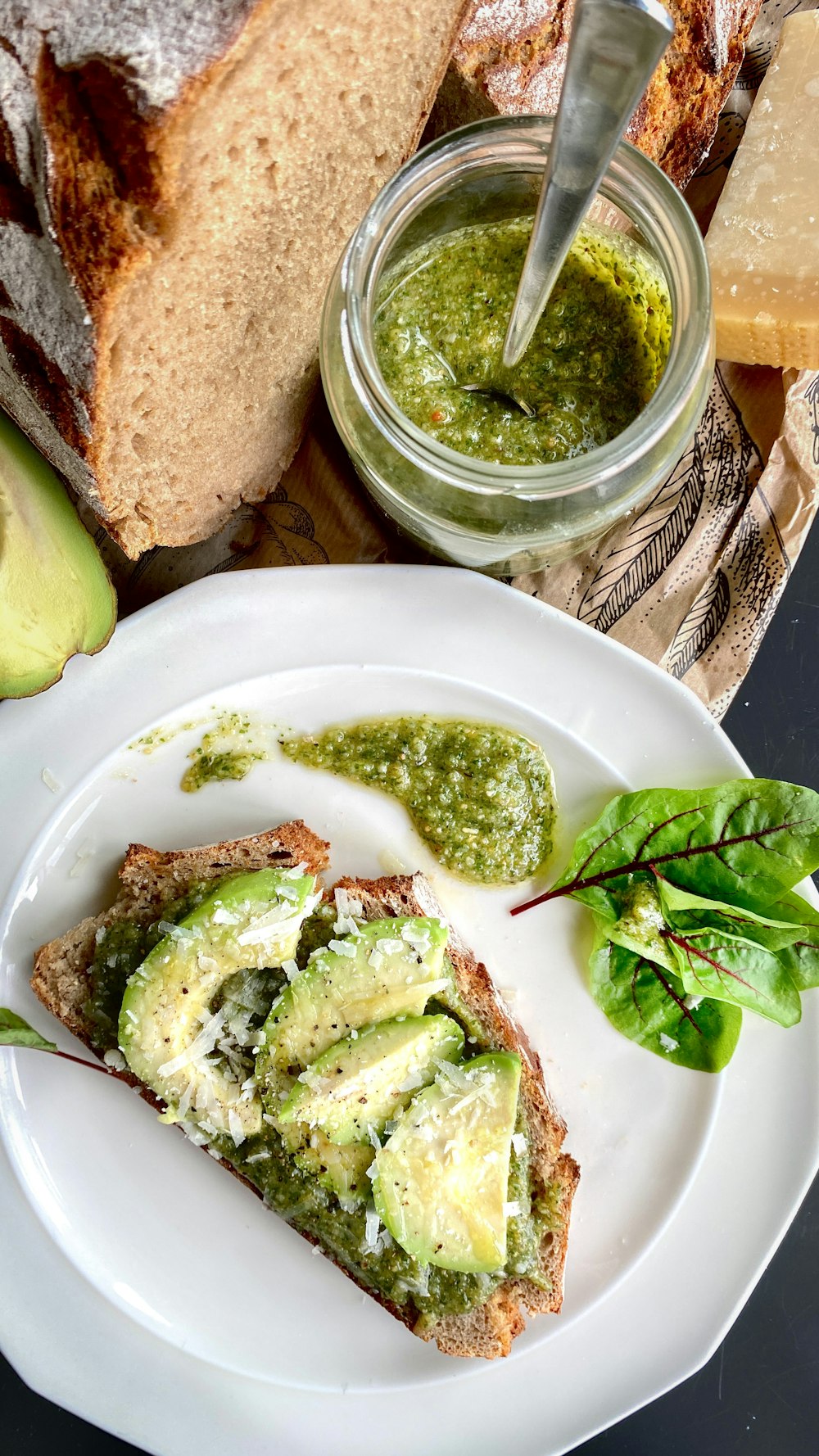 Pane a fette con verdura verde su piatto in ceramica bianca