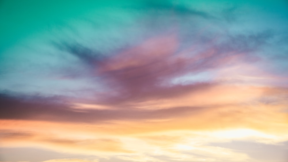 cielo nuvoloso blu e bianco durante il giorno