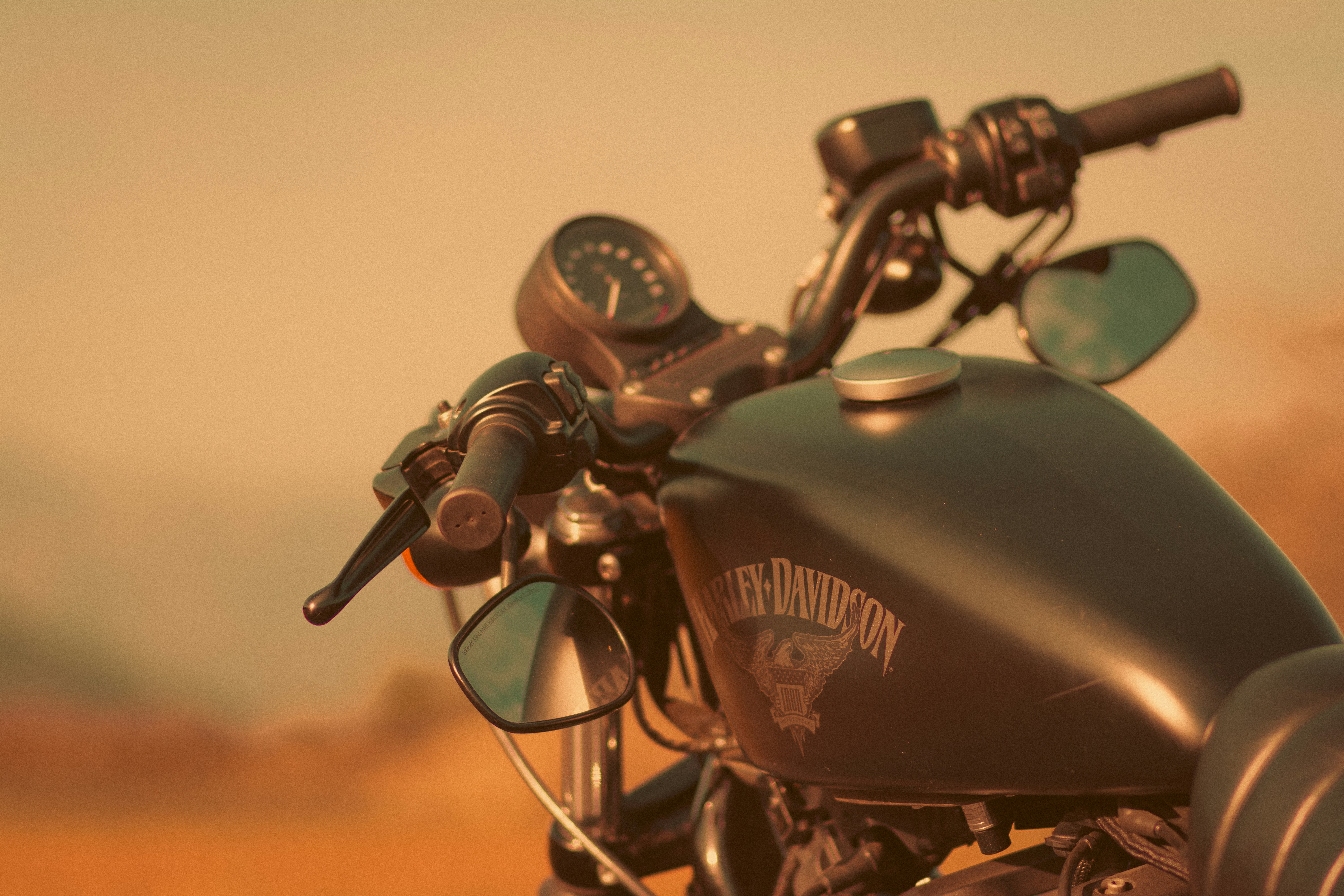 Modelo a escala de motocicleta negro y verde