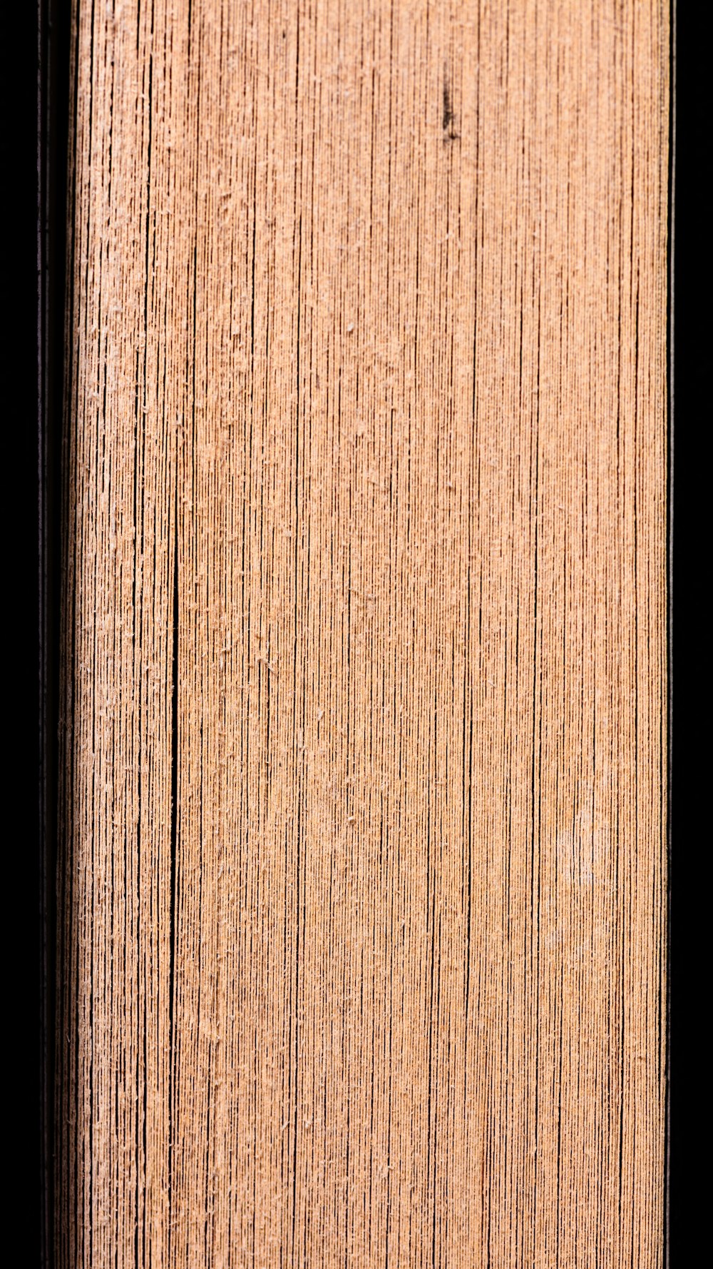 白い背景の茶色の木の板