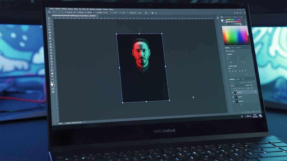 Schwarzer Lenovo Laptop Computer eingeschaltet zeigt Mann in rotem Hemd an