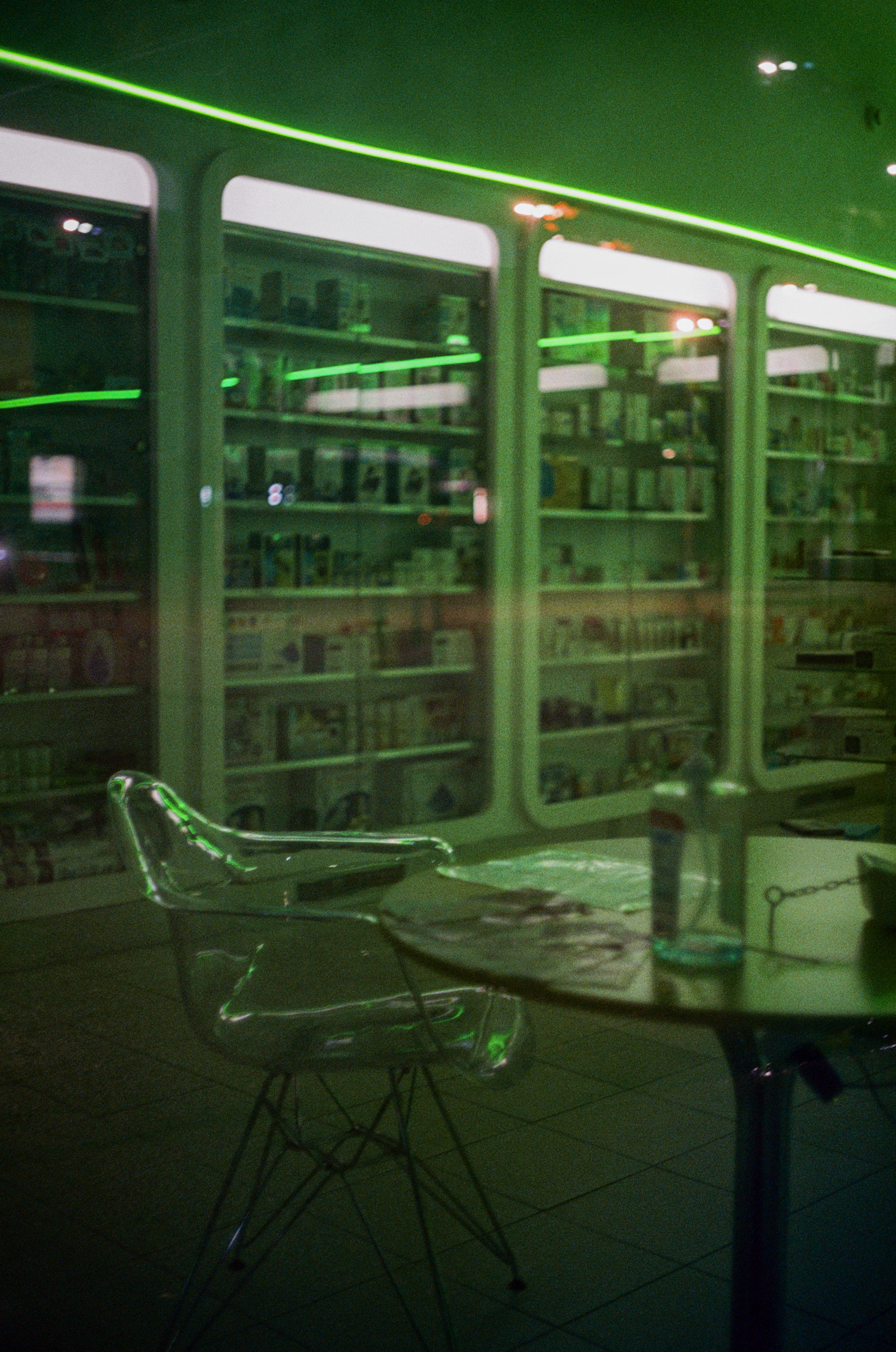 A vibrant photo showcasing the sleek interior of Oxigênio & Cia's modern showroom in Campinas, with green neon accents highlighting the products.