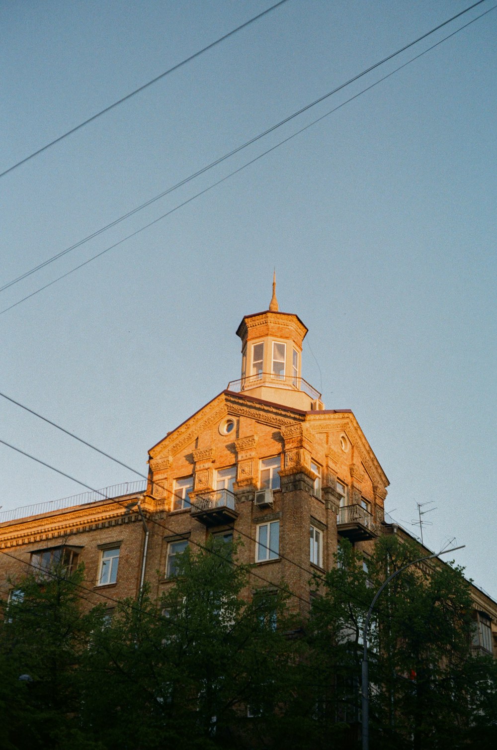 edifício de concreto marrom e branco