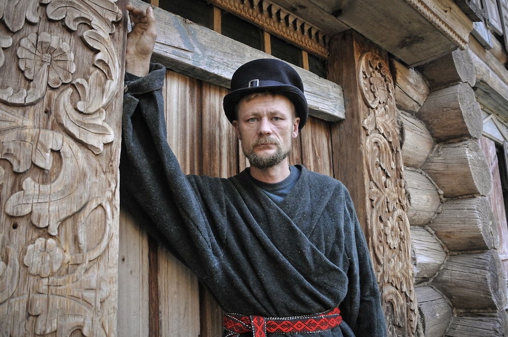 Hombre con camisa negra de cuello redondo con gorra negra