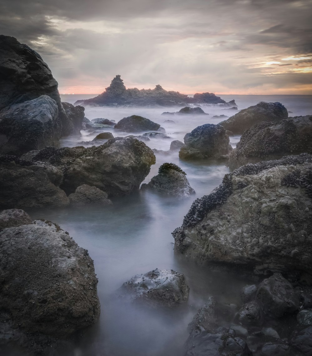 rivage rocheux avec les vagues de l’océan au coucher du soleil