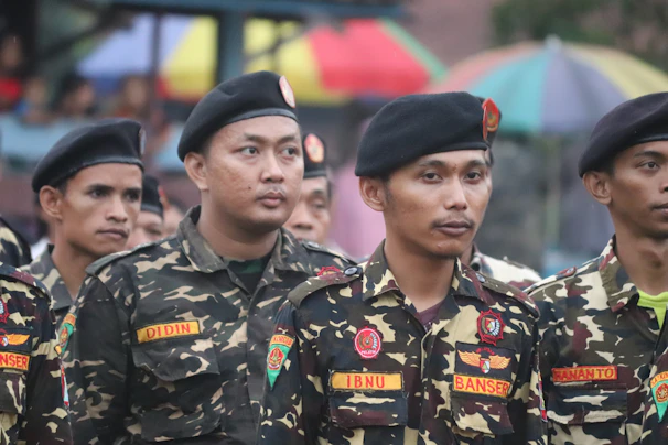 Veteran paratroopers in uniform gathered during a commemorative event in Catalonia.
