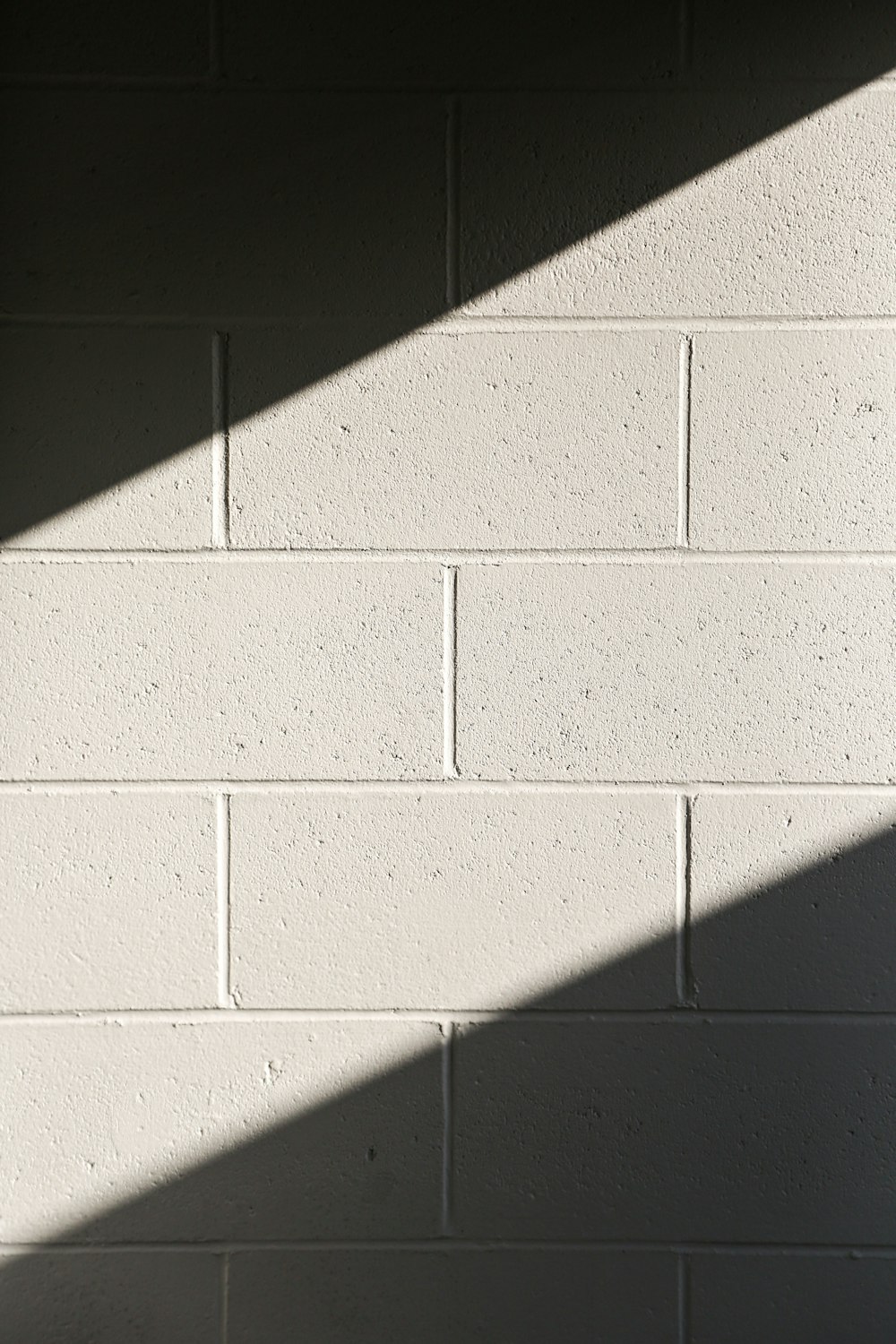 昼間の白いコンクリートの壁
