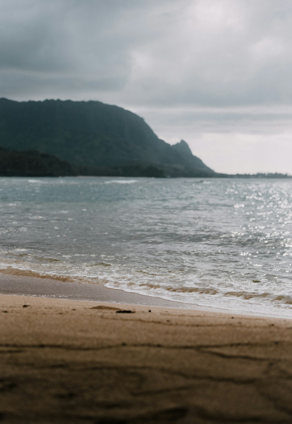 sea waves crashing on shore during daytime