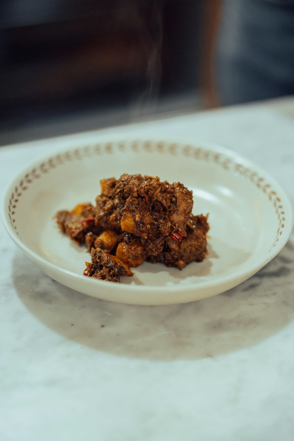 braun frittiertes Essen auf weißem Keramikteller