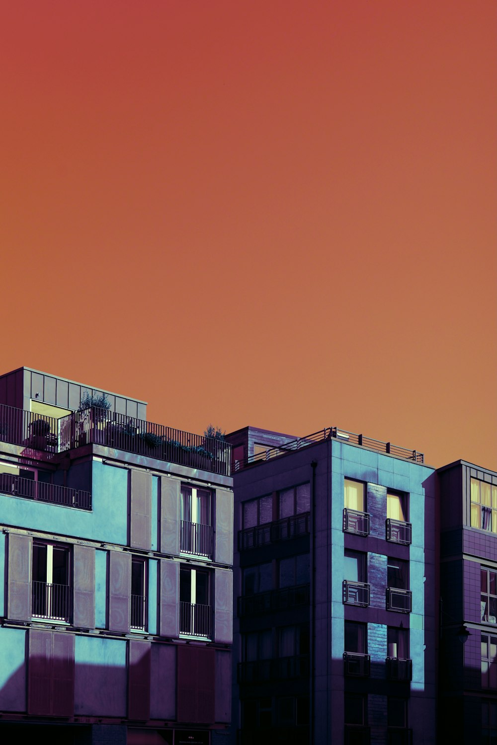 edifício de concreto marrom sob o céu azul durante o dia