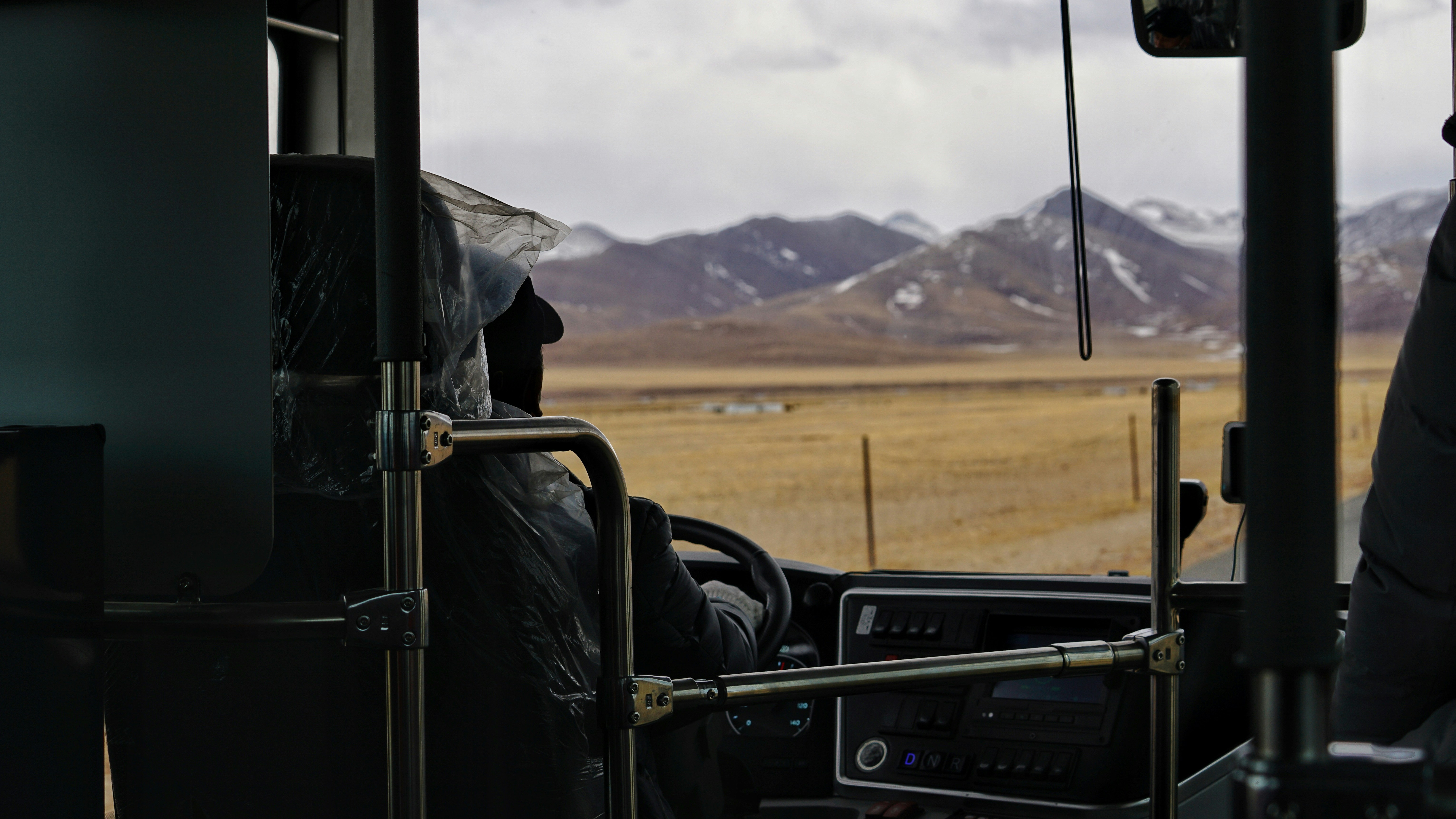 black car steering wheel during daytime