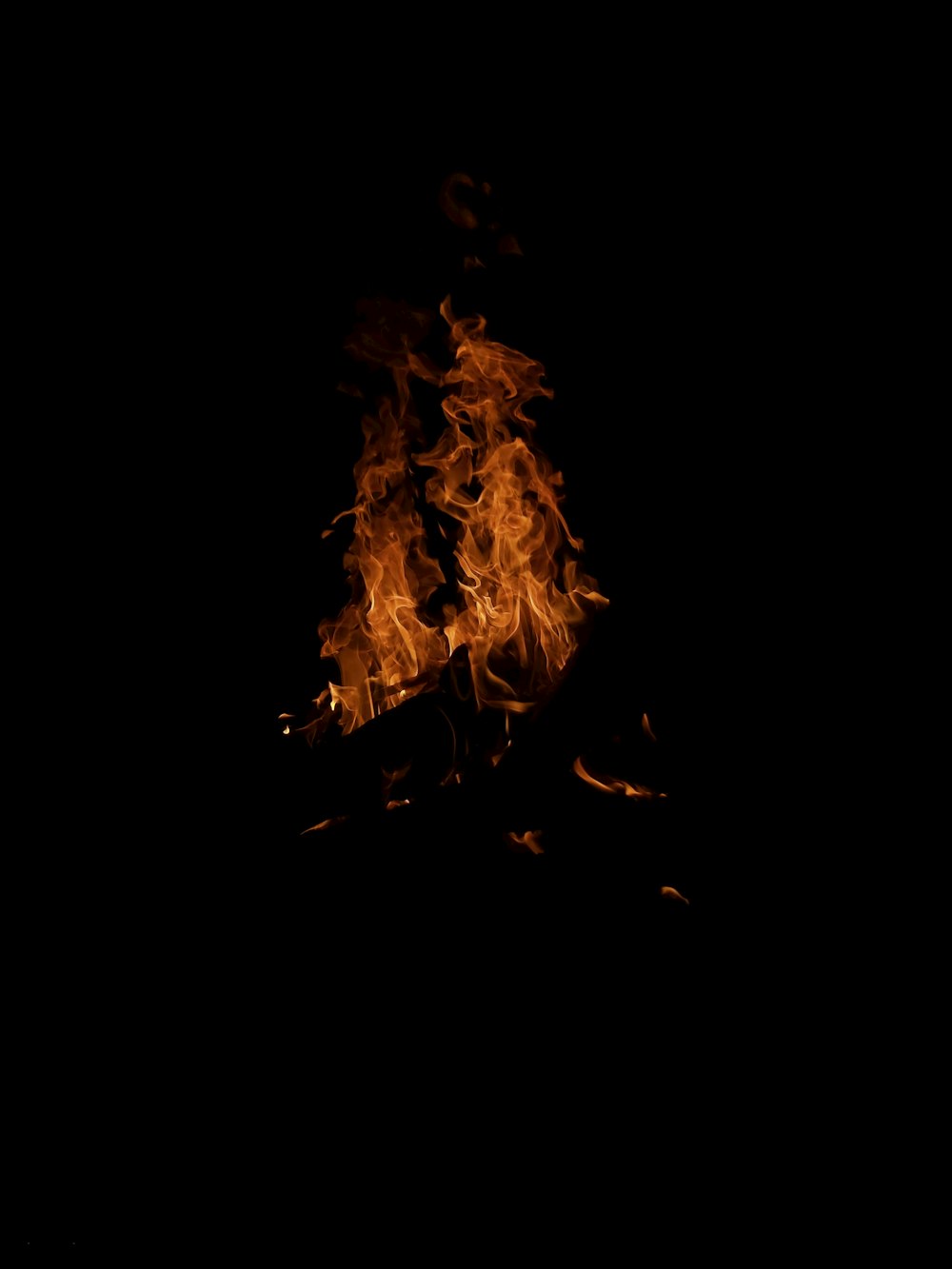 Fuego en la oscuridad durante la noche