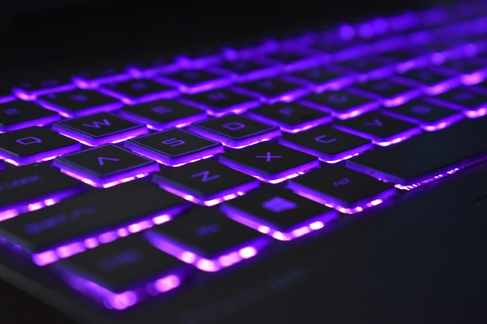 Tastiera del computer viola e nera