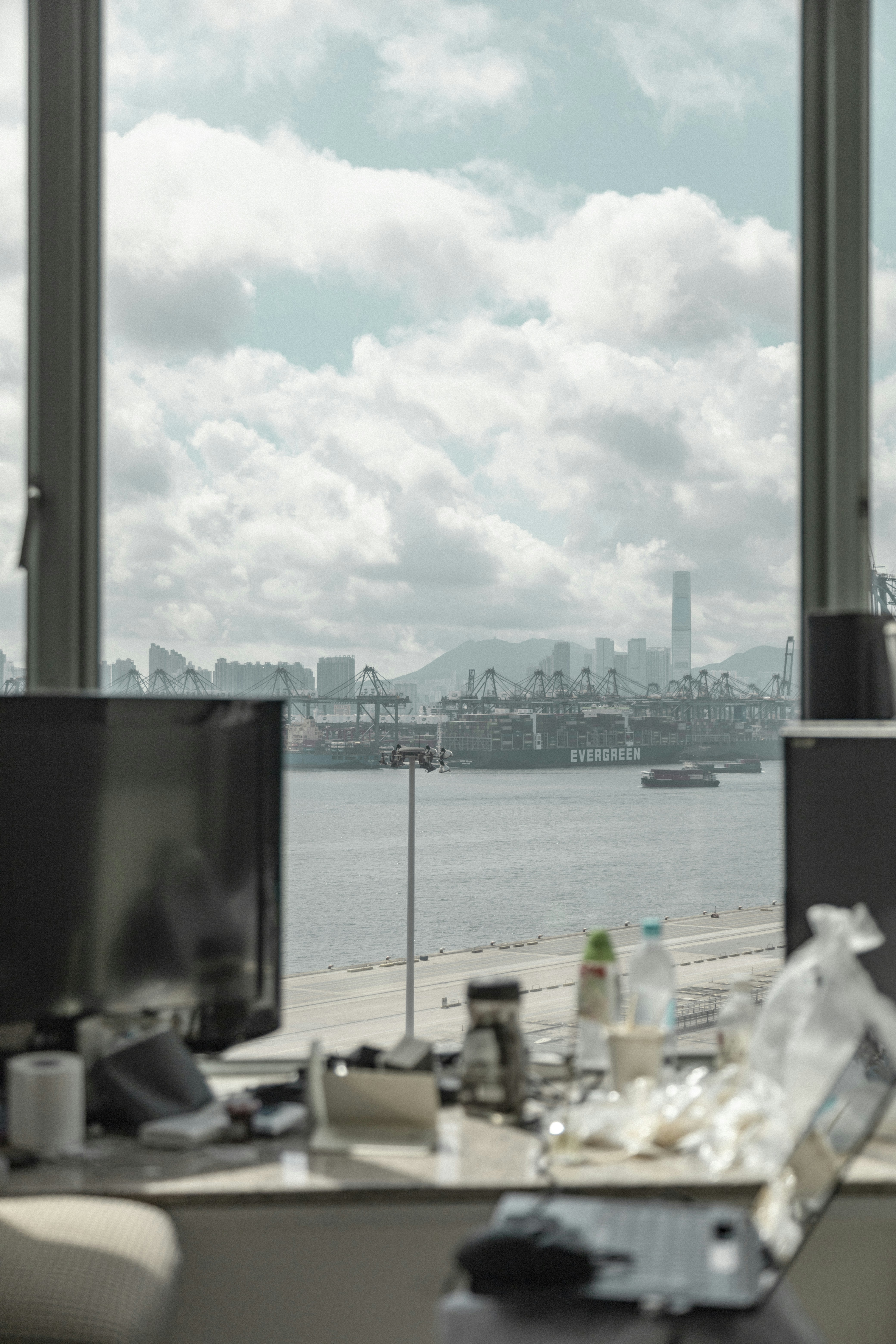 Plan d’eau près des bâtiments de la ville pendant la journée