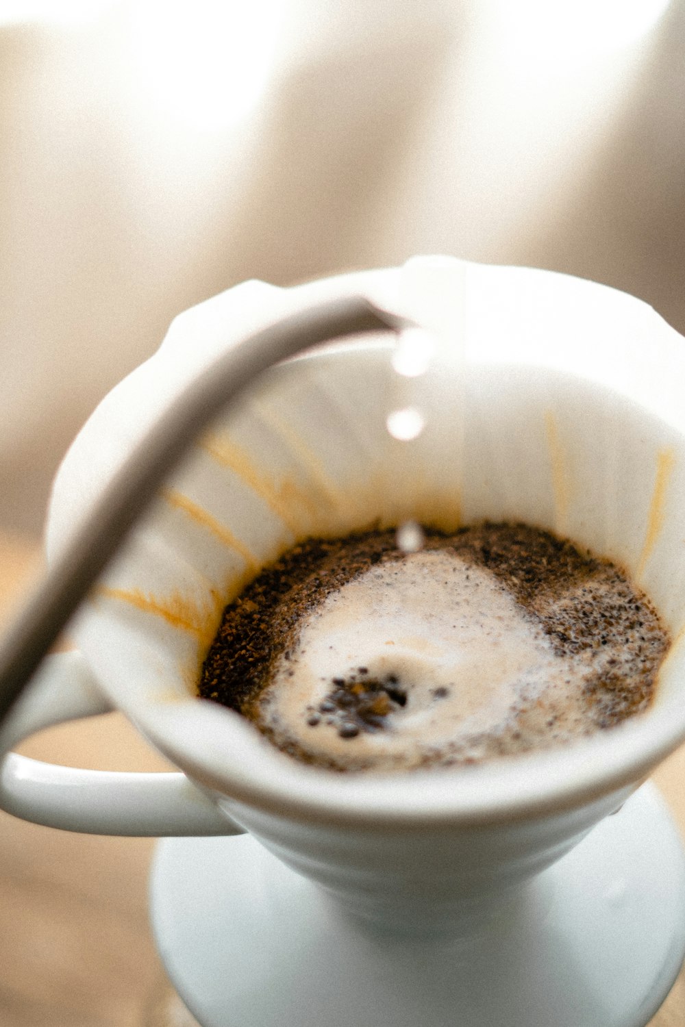 Tasse en céramique blanche avec café