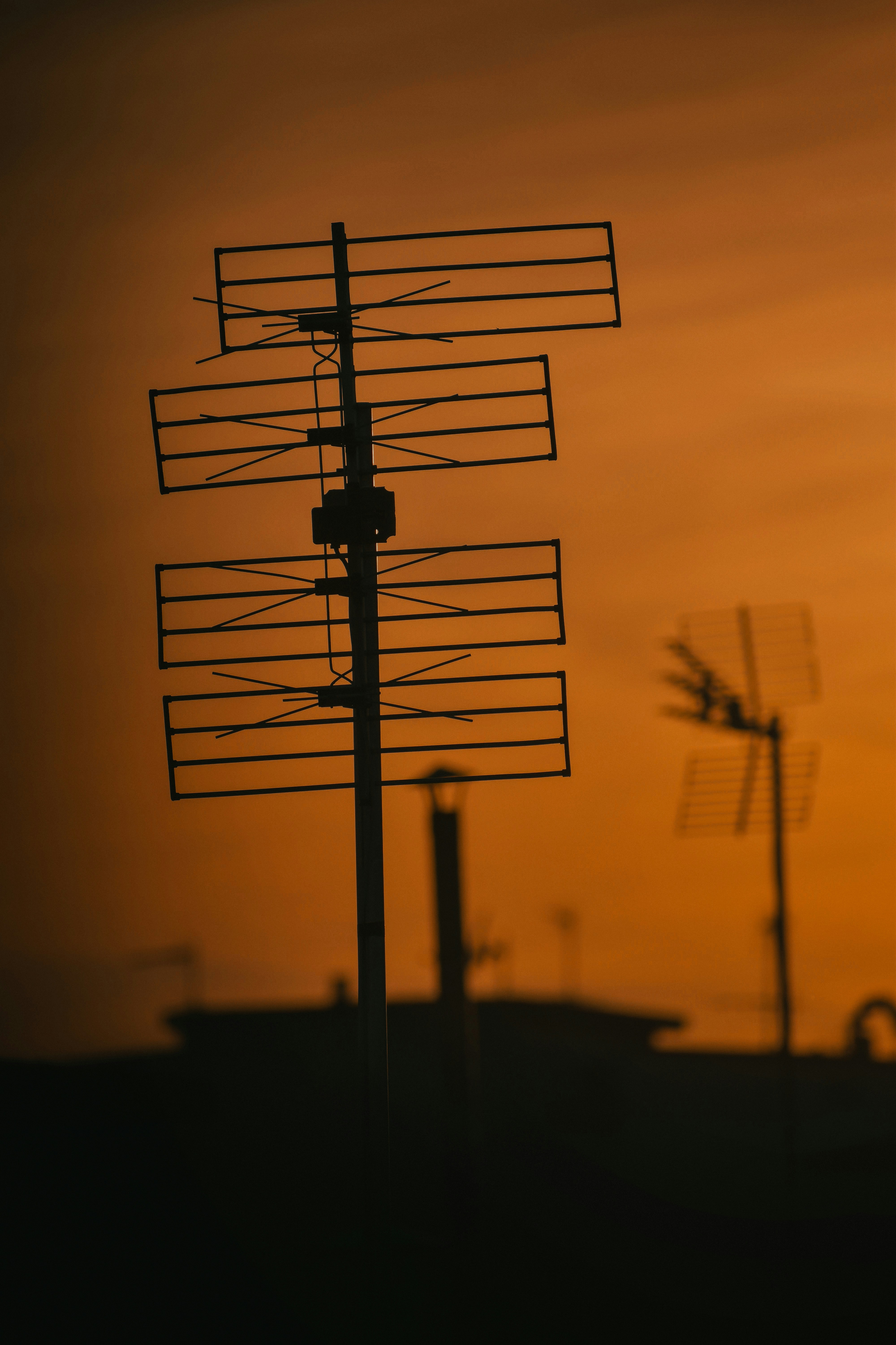 Silueta de poste eléctrico durante la puesta del sol