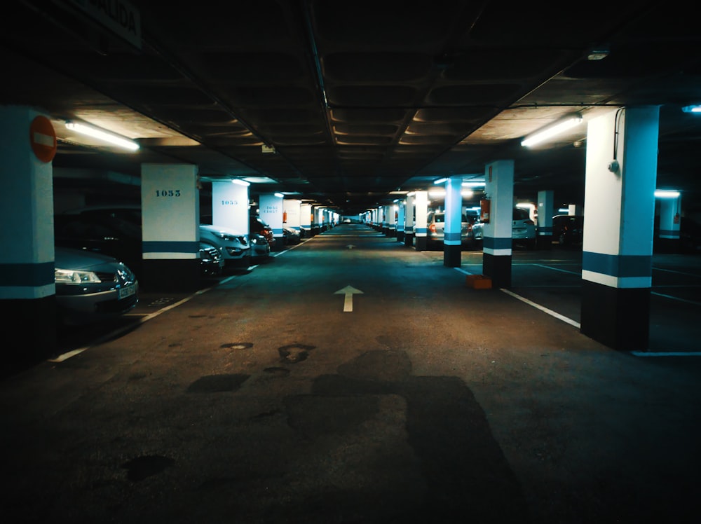 voitures garées dans le parking